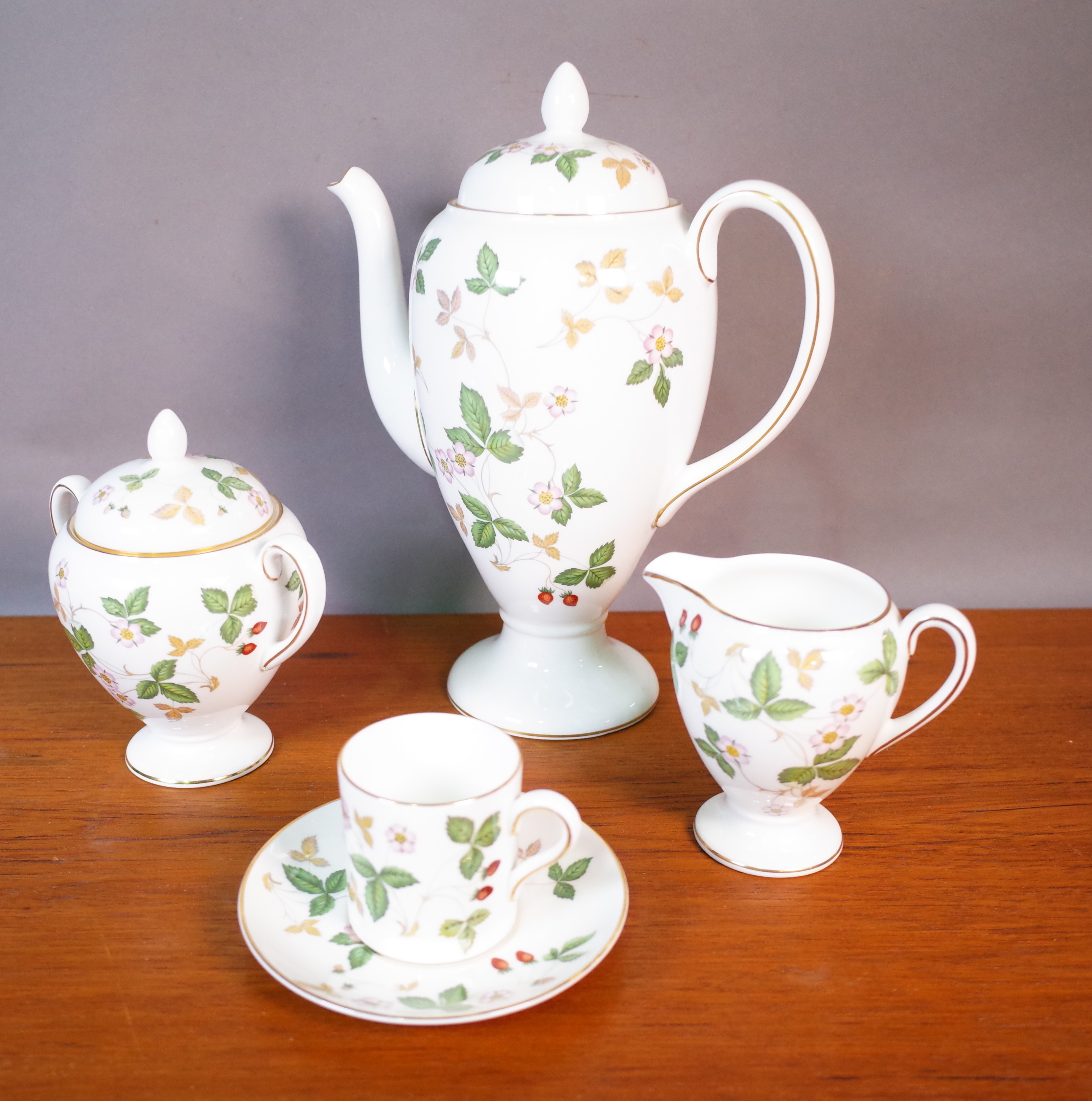 AN EXTENSIVE WEDGWOOD WILD STRAWBERRY PATTERN TEA AND DINNER SET - Image 10 of 10