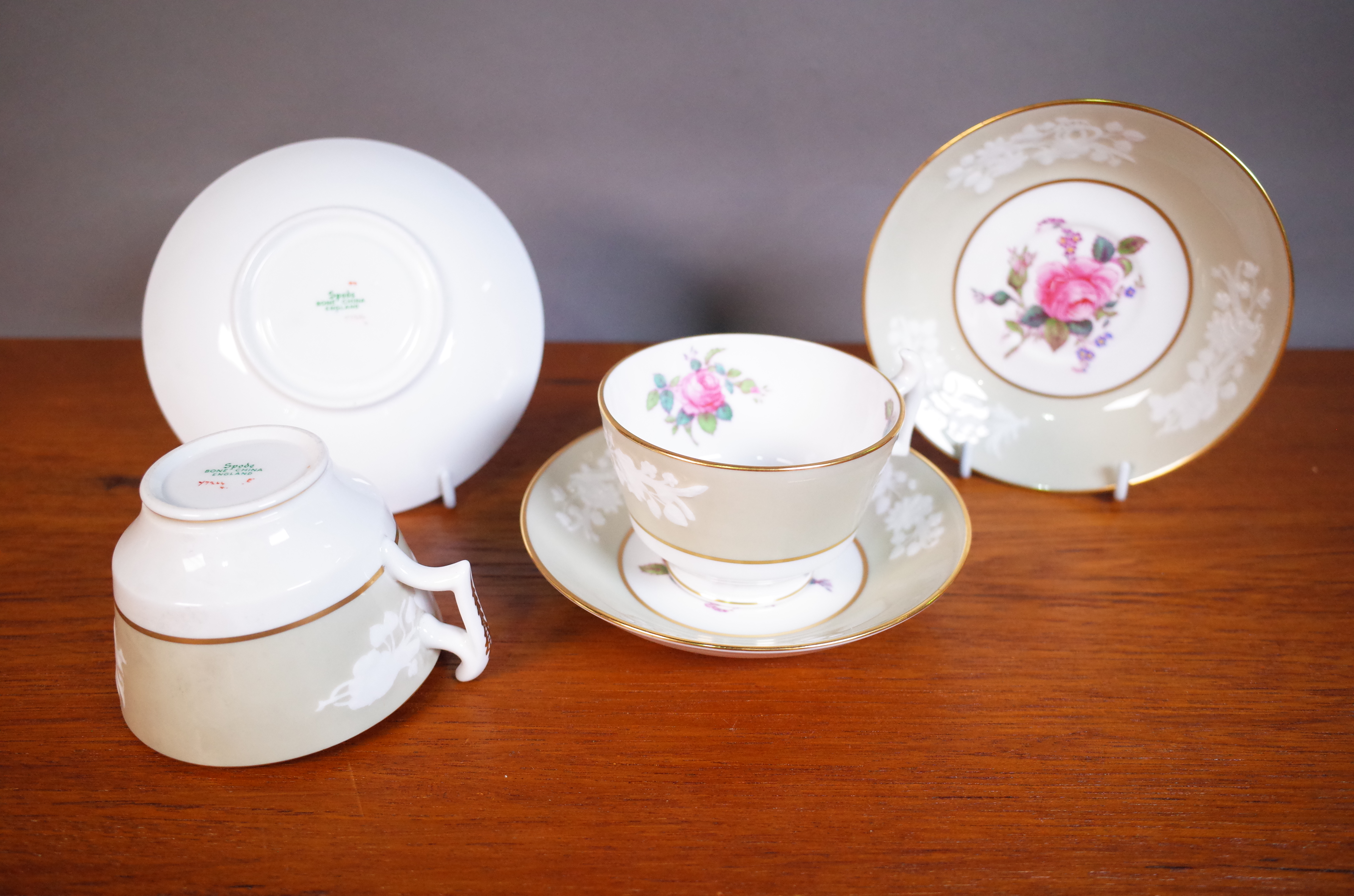 A SPODE PART DINNER AND TEA SERVICE DECORATED WITH ROSES (QTY) - Image 3 of 4