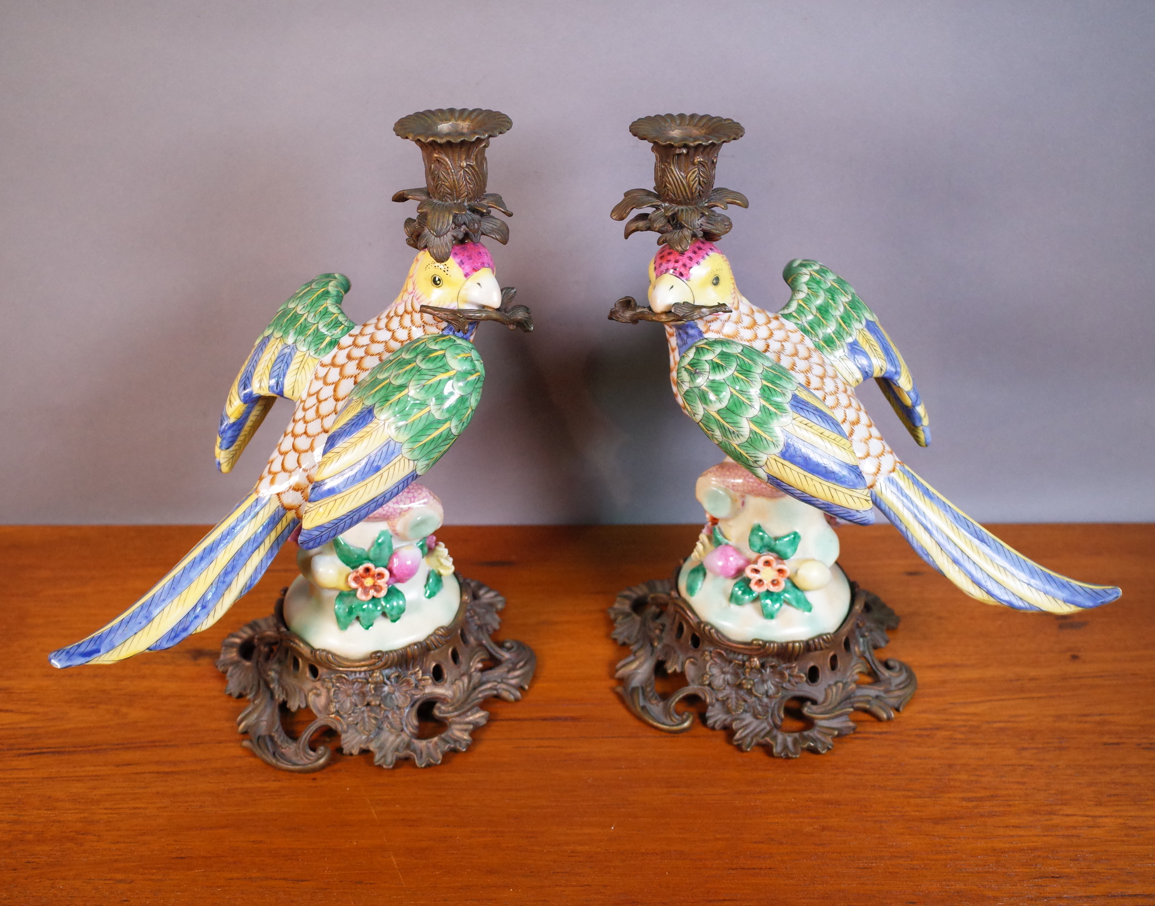 A PAIR OF CERAMIC AND GILT METAL MOUNTED MODELS OF PARROTS, 29CM TALL (2) - Image 3 of 6