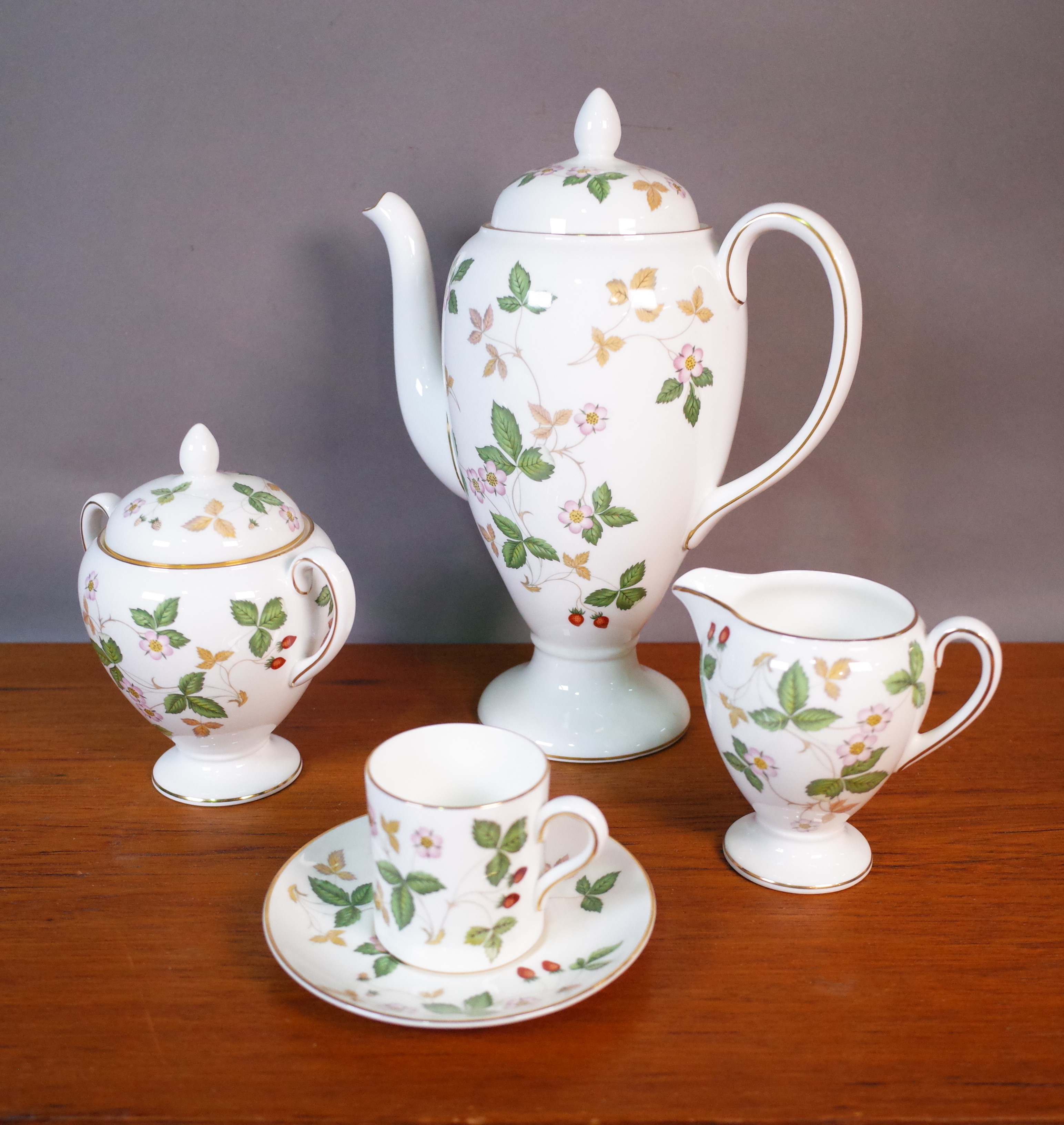 AN EXTENSIVE WEDGWOOD WILD STRAWBERRY PATTERN TEA AND DINNER SET - Image 9 of 10