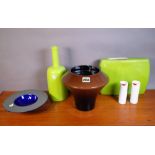 A STUDIO POTTERY VESSEL, A STUDIO POTTERY TEAPOT AND A CRACKLE GLAZE BOWL (11)