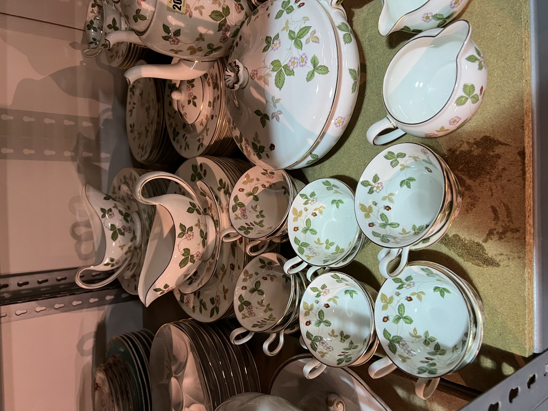 AN EXTENSIVE WEDGWOOD WILD STRAWBERRY PATTERN TEA AND DINNER SET - Image 2 of 10