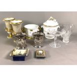 CERAMICS AND GLASS INCLUDING A PAIR OF URNS (QTY)