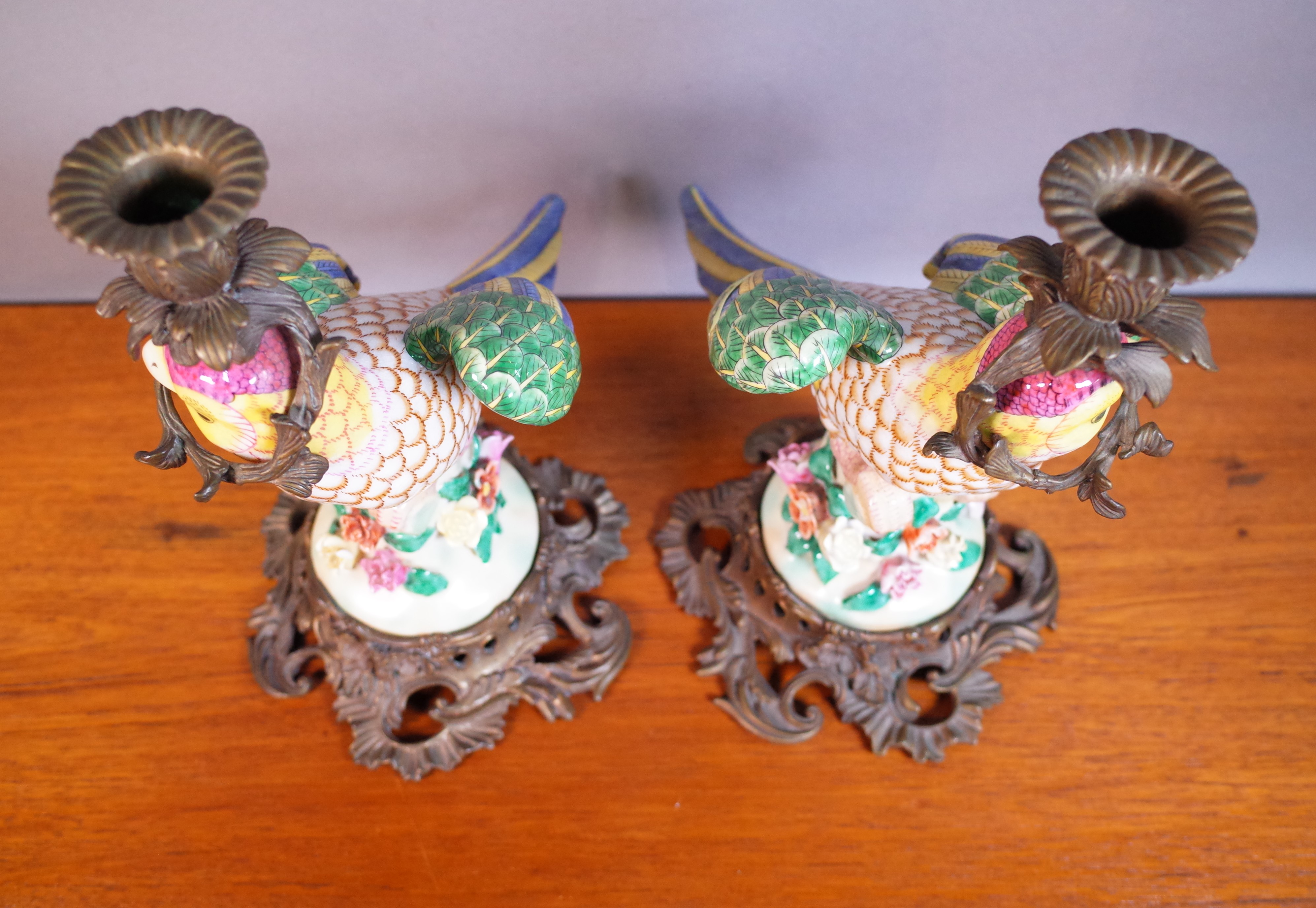 A PAIR OF CERAMIC AND GILT METAL MOUNTED MODELS OF PARROTS, 29CM TALL (2) - Image 5 of 6