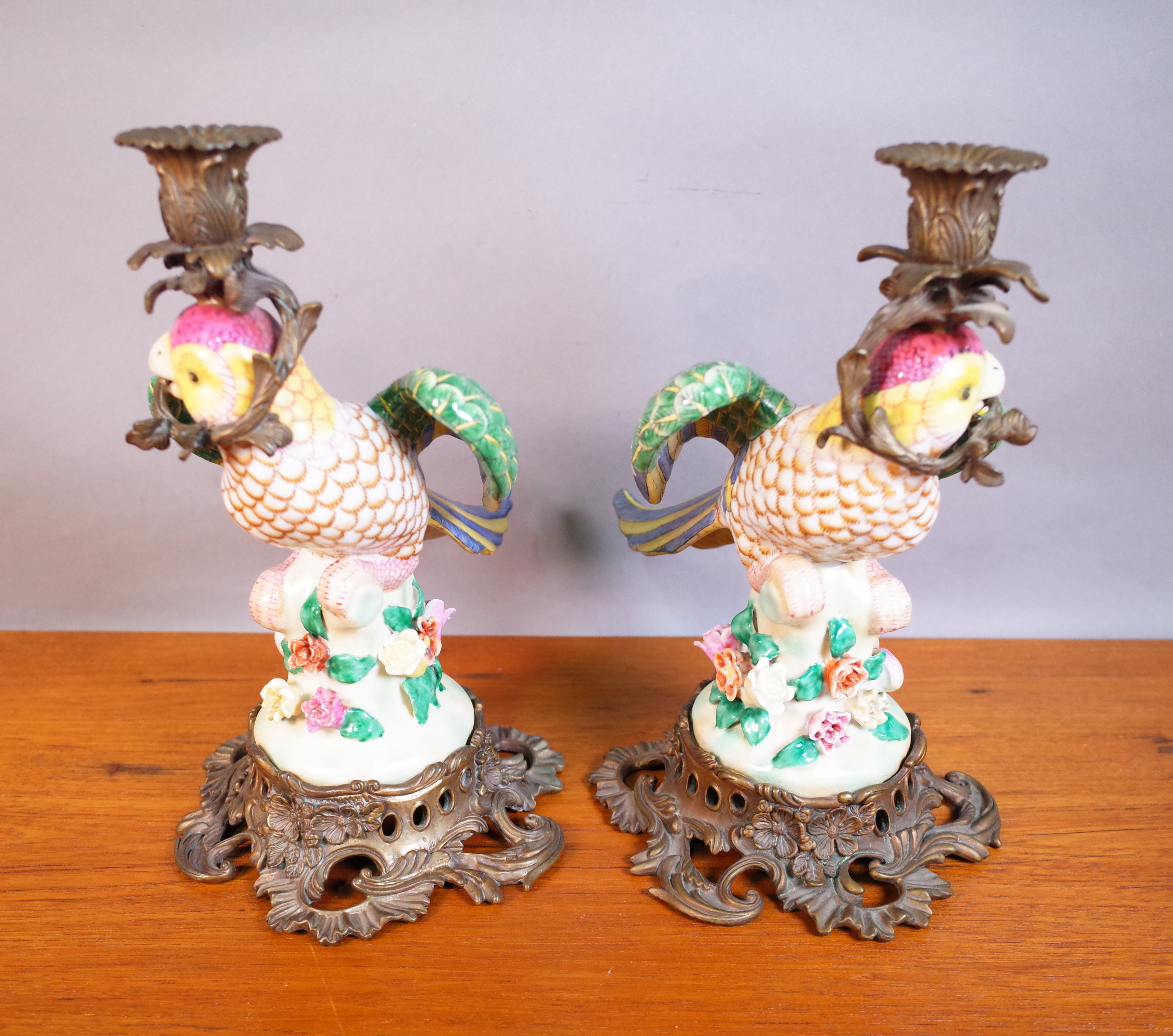 A PAIR OF CERAMIC AND GILT METAL MOUNTED MODELS OF PARROTS, 29CM TALL (2) - Image 4 of 6