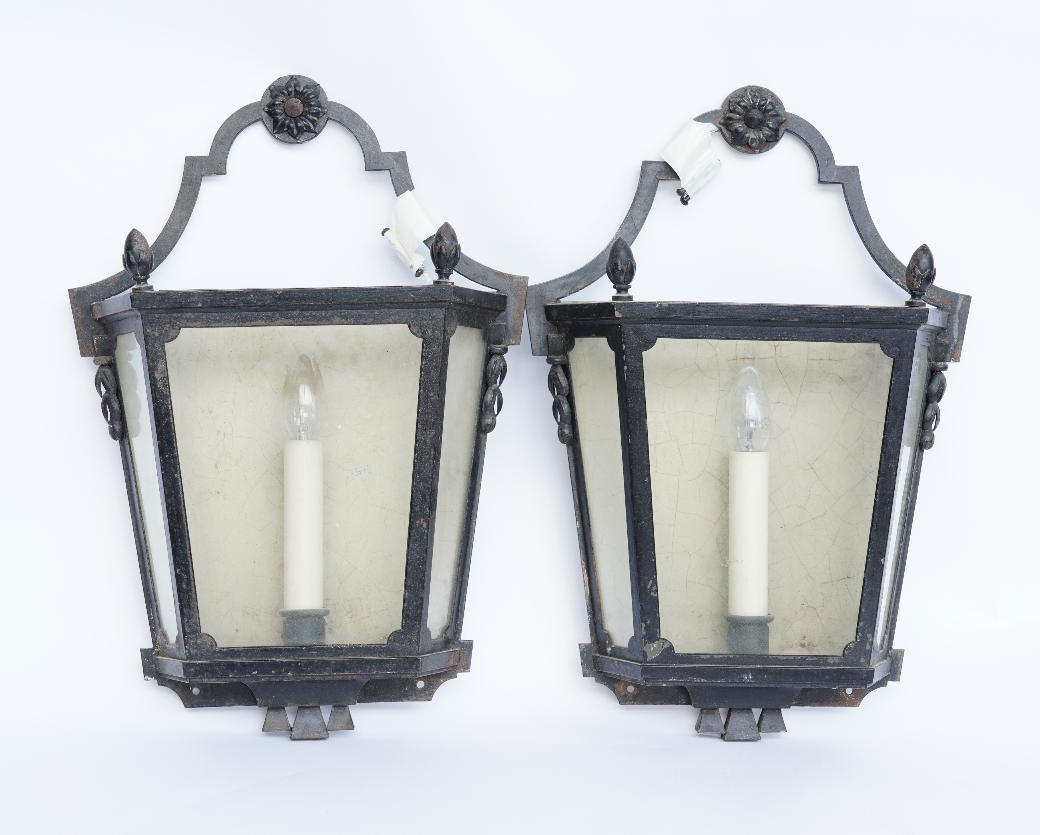 A PAIR OF BLACK TOLE-PEINTE WALL LANTERNS (2)