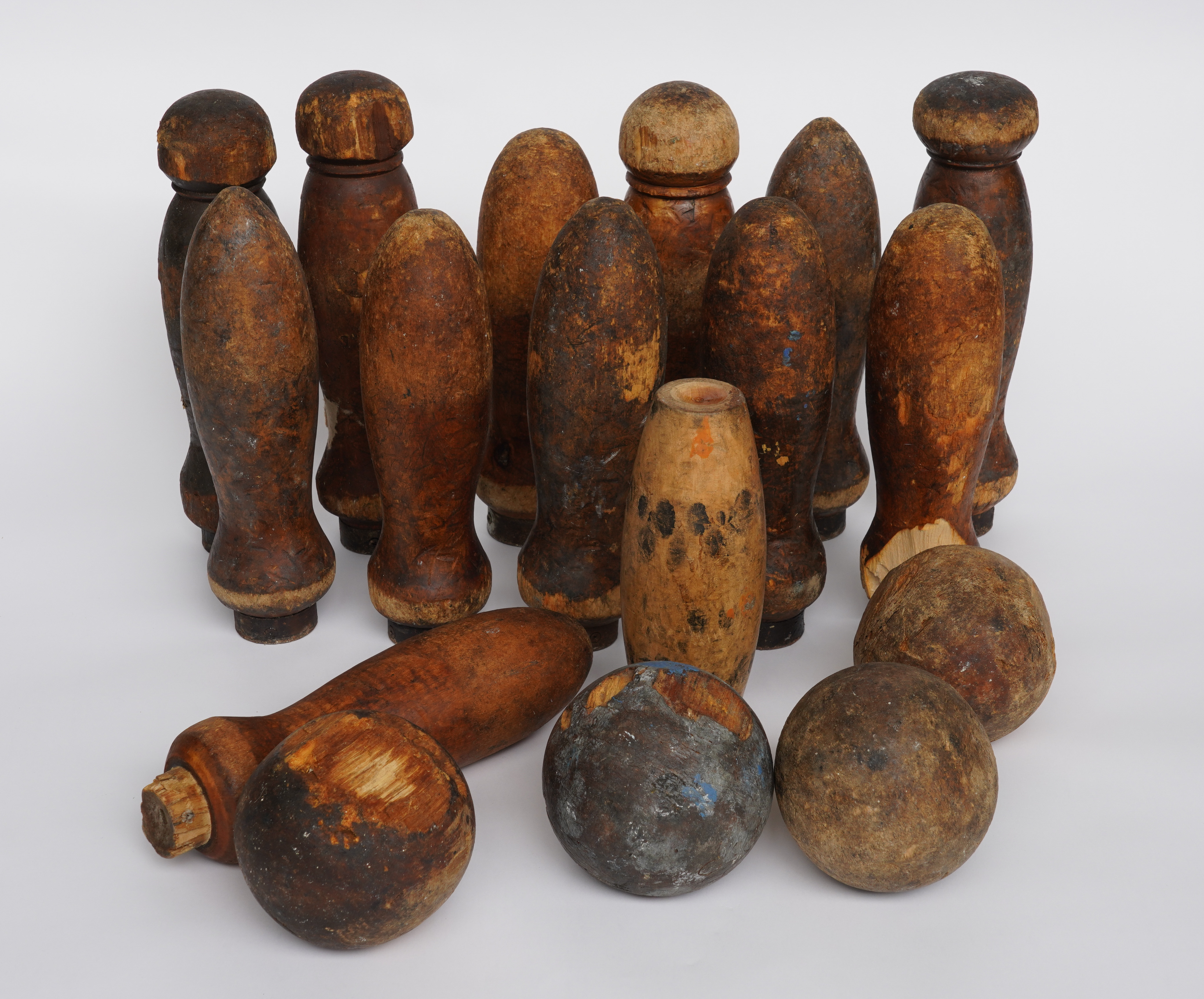 A SET OF WOODEN SKITTLES AND BALLS (17)