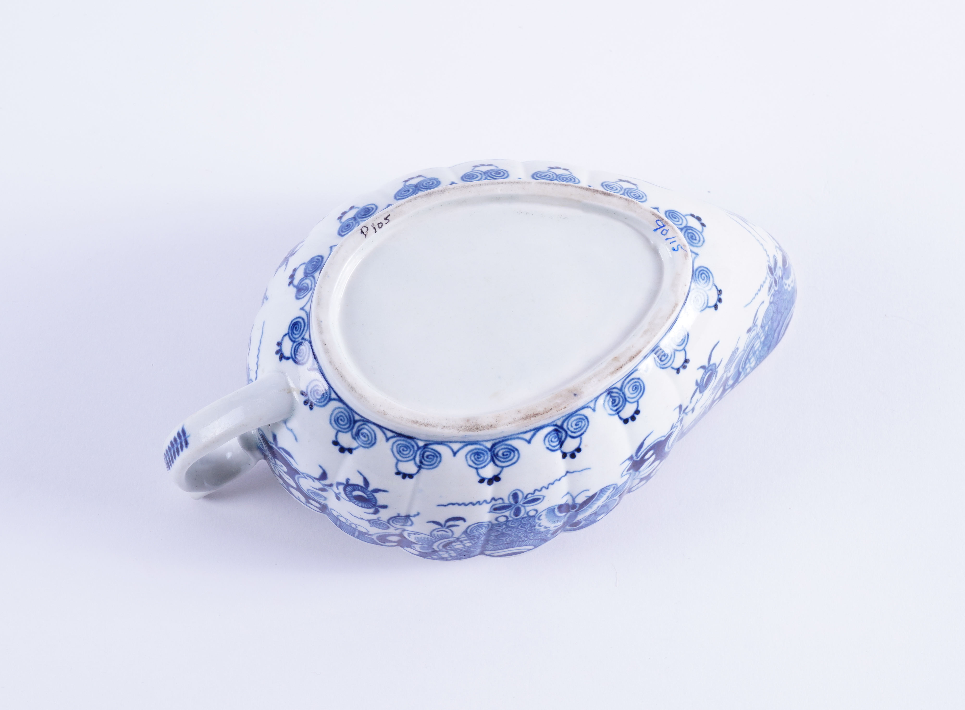 A WORCESTER BLUE AND WHITE OVAL FLUTED SAUCEBOAT - Image 4 of 4