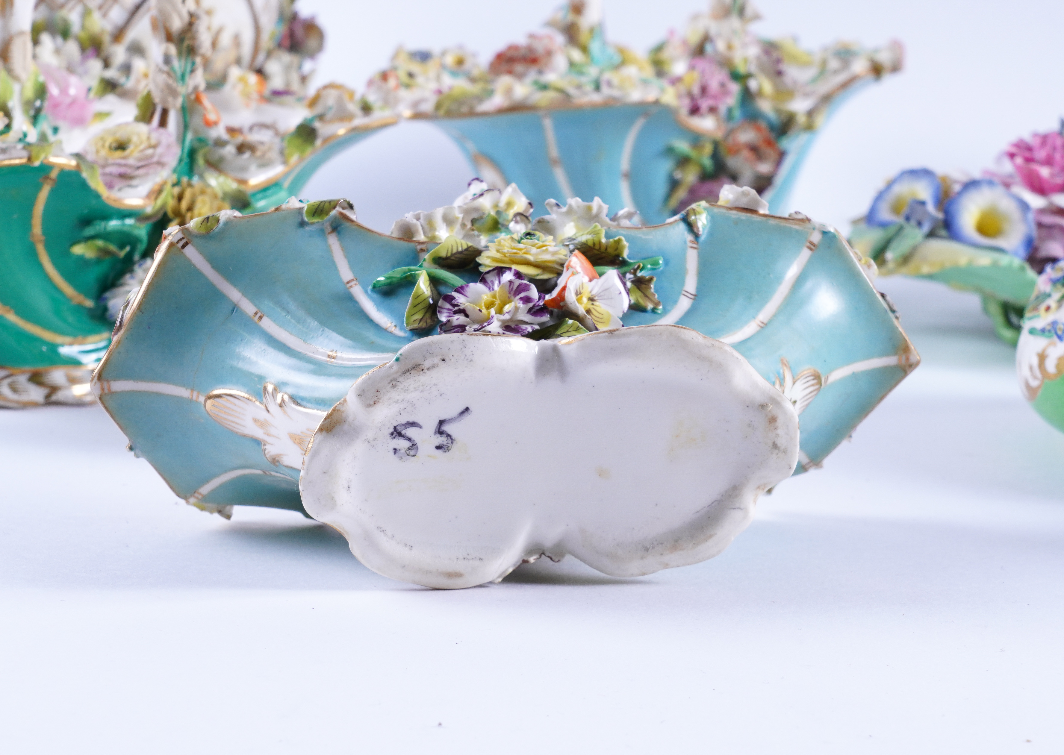 A GROUP OF ENGLISH FLOWER-ENCRUSTED PORCELAIN - Image 5 of 6