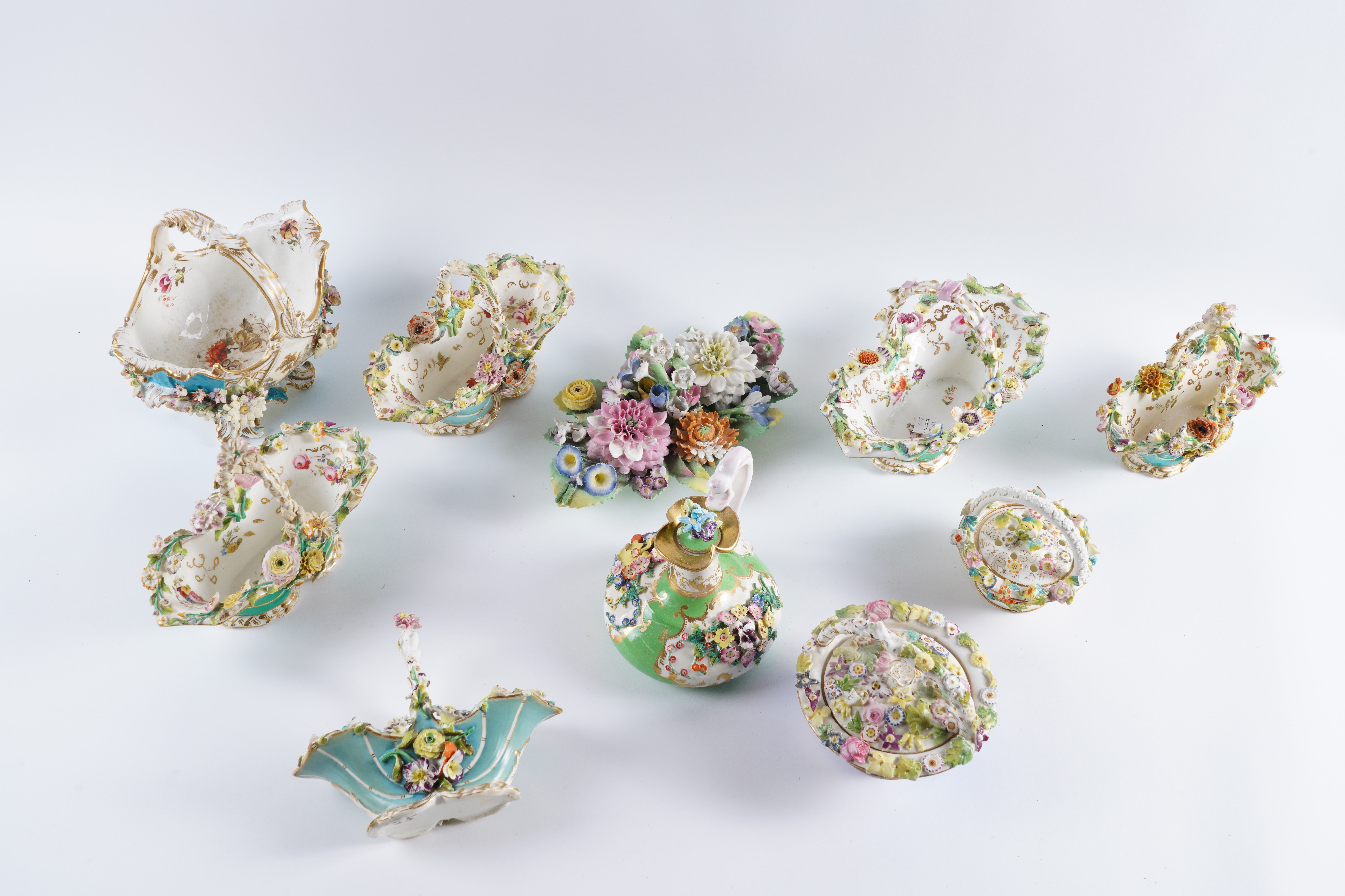 A GROUP OF ENGLISH FLOWER-ENCRUSTED PORCELAIN - Image 6 of 6