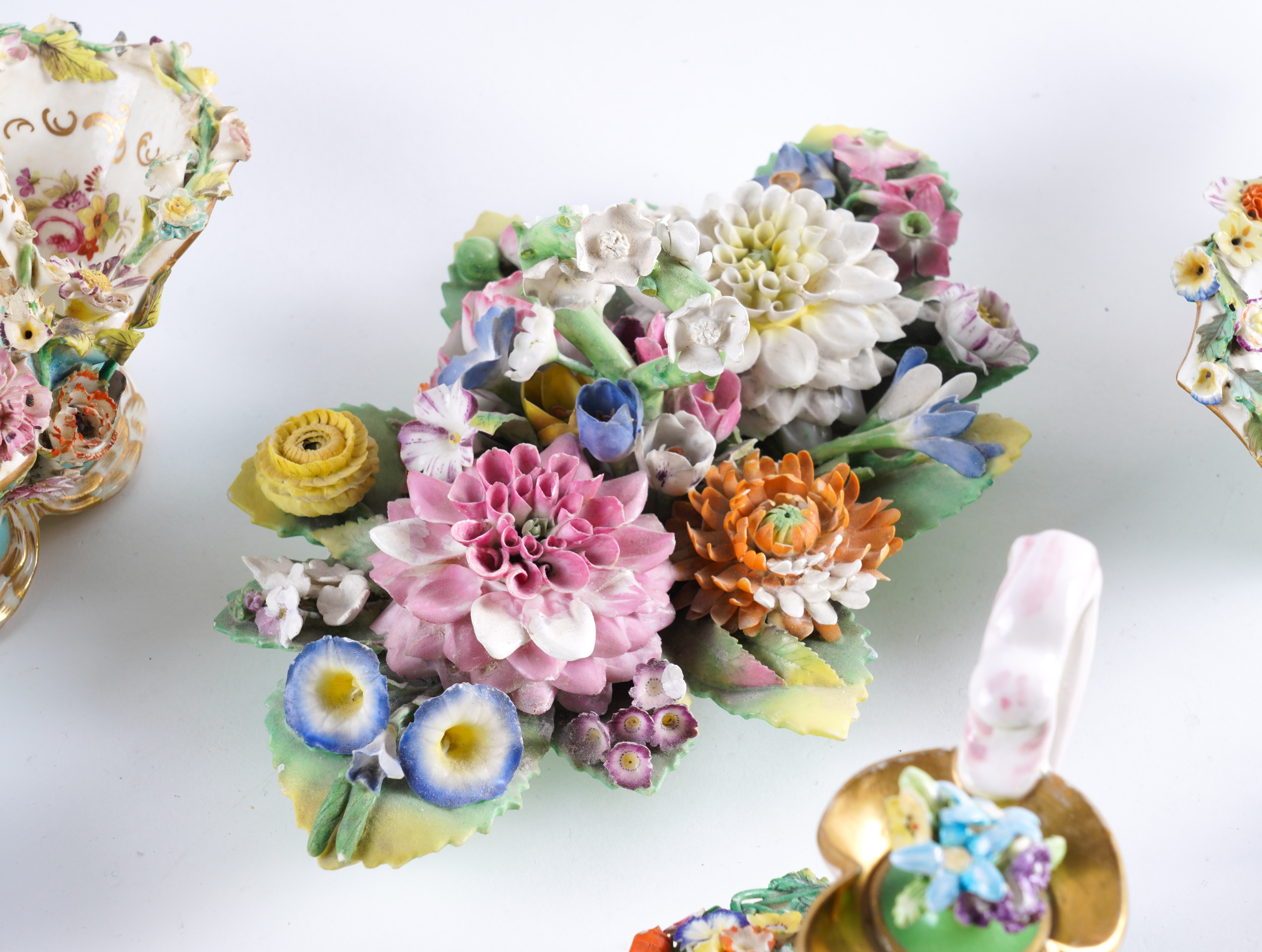 A GROUP OF ENGLISH FLOWER-ENCRUSTED PORCELAIN - Image 4 of 6