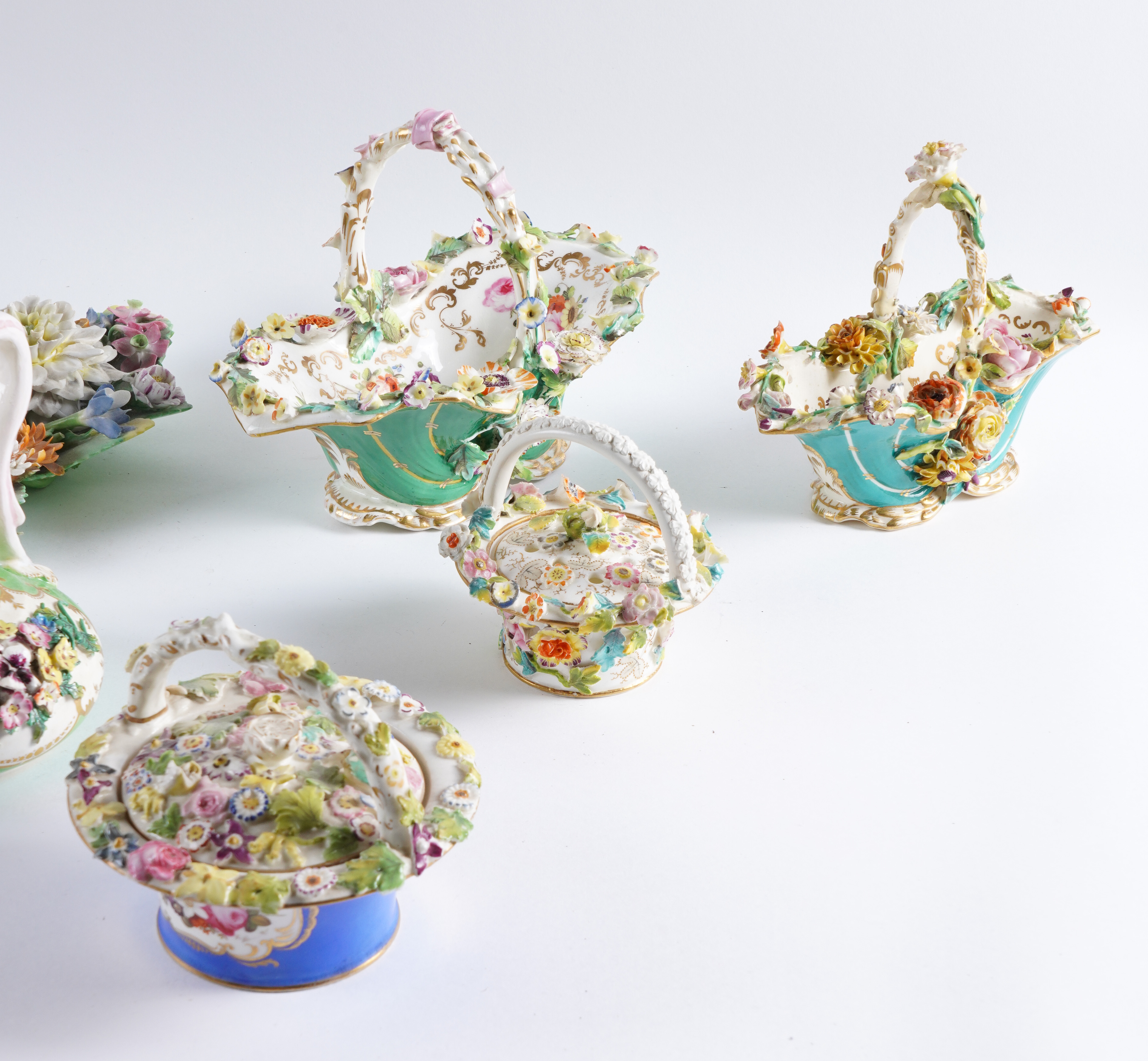 A GROUP OF ENGLISH FLOWER-ENCRUSTED PORCELAIN - Image 3 of 6