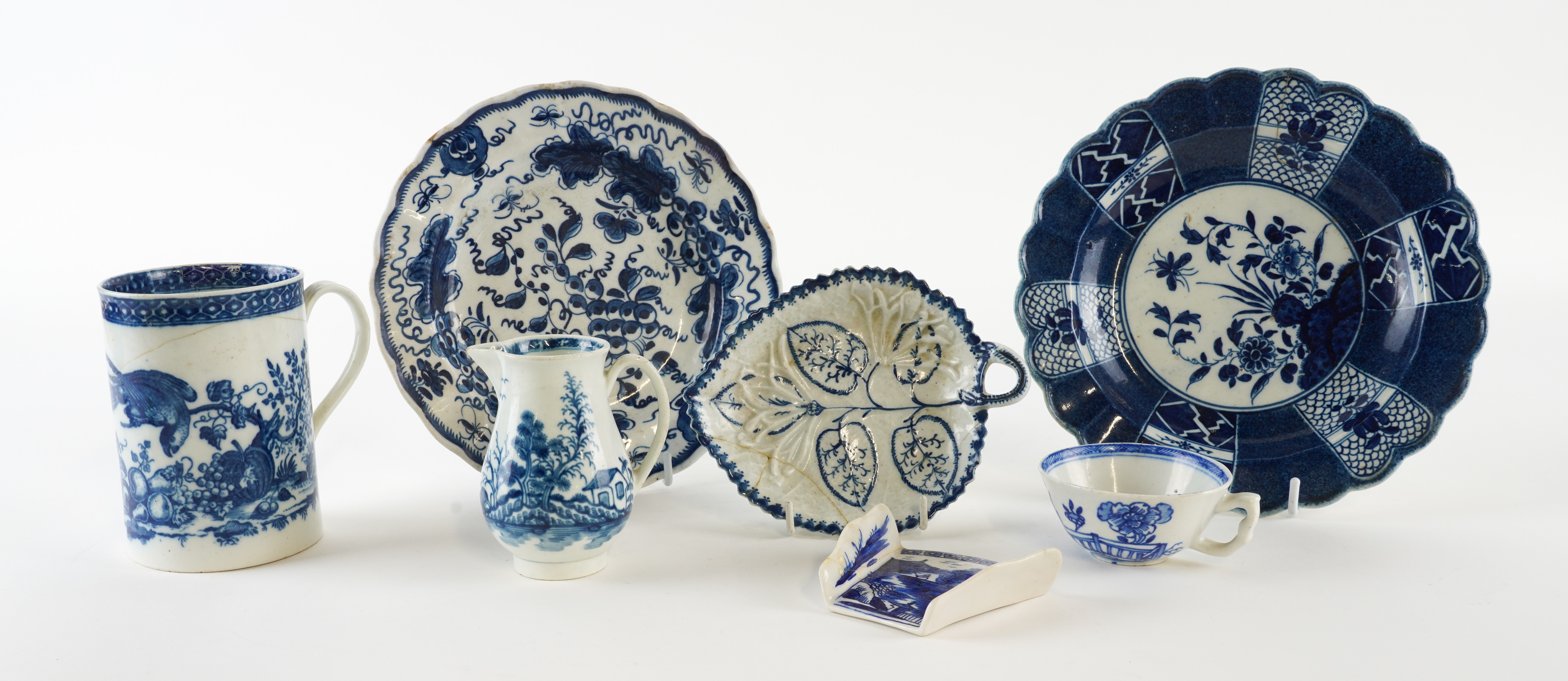 A GROUP OF SEVEN PIECES OF ENGLISH BLUE AND WHITE PORCELAIN