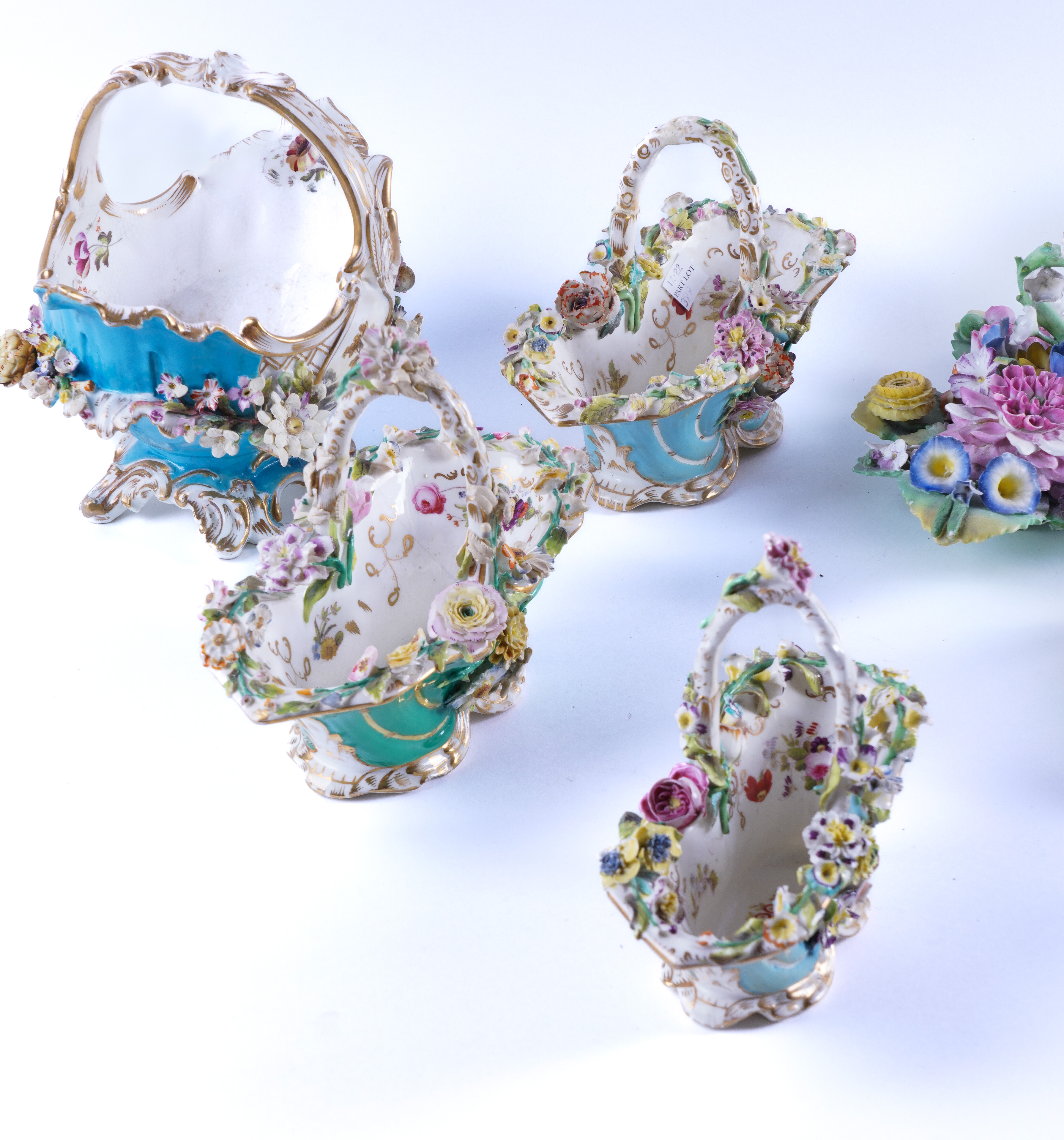 A GROUP OF ENGLISH FLOWER-ENCRUSTED PORCELAIN - Image 2 of 6