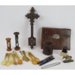 A mixed lot of minor collectables including two Parker Fountain pens, a quantity of Horn spoons, a