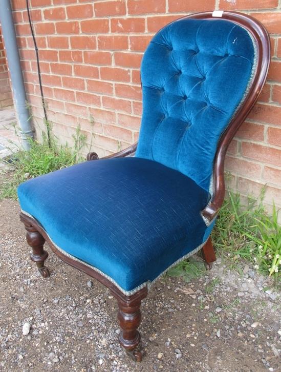 A Victorian mahogany spoonback nursing chair, upholstered in a blue buttoned material, on tapering - Image 2 of 2