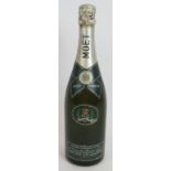 One bottle of Moet & Chandon 1977 Silver Jubilee Cuvee Champagne, 75cl. Condition report: Slight