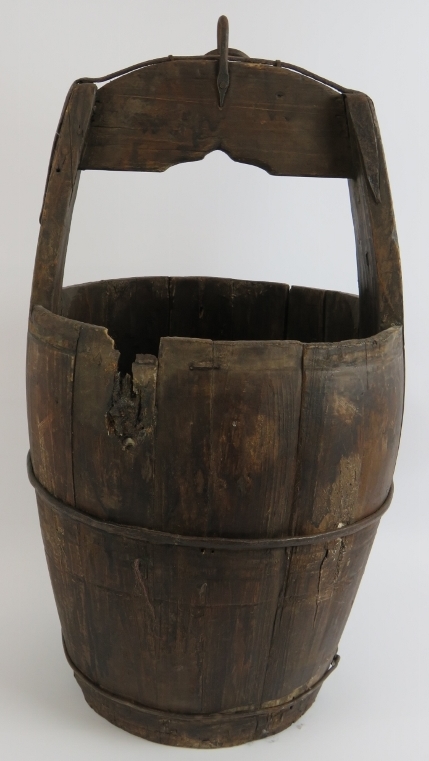A large vintage coopered pail or well bucket with steel mounts. Height 63cm. Condition report: - Image 3 of 6
