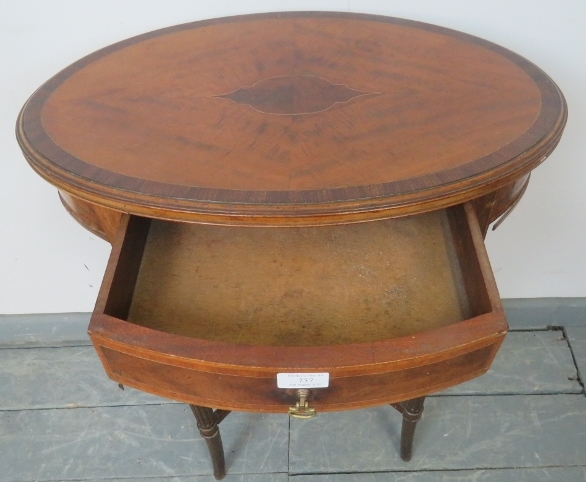 An Edwardian mahogany and walnut oval occasional table, crossbanded and inlaid with satinwood and - Image 3 of 3