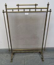 An Edwardian brass and mesh freestanding fire guard with finials, on splayed supports. Condition