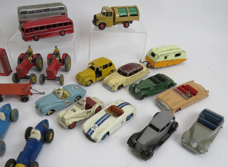 A collection of 33 vintage Die Cast Dinky toys cars, buses, vans, lorries, tractors etc. (33). - Image 4 of 5