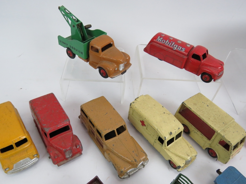 A collection of 33 vintage Die Cast Dinky toys cars, buses, vans, lorries, tractors etc. (33). - Image 5 of 5