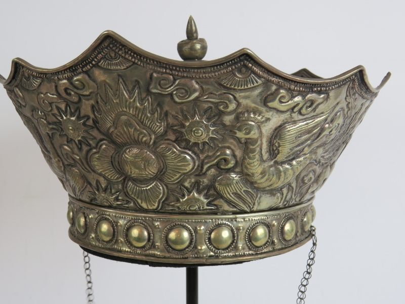 A Chinese white metal ceremonial crown shaped hat with phoenix and dragon repousse decoration. - Bild 6 aus 7