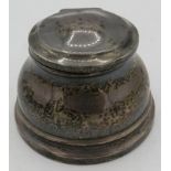 A silver circular inkwell. Birmingham 1922. Approx: 3" across. Condition report: Hallmarks worn, lid