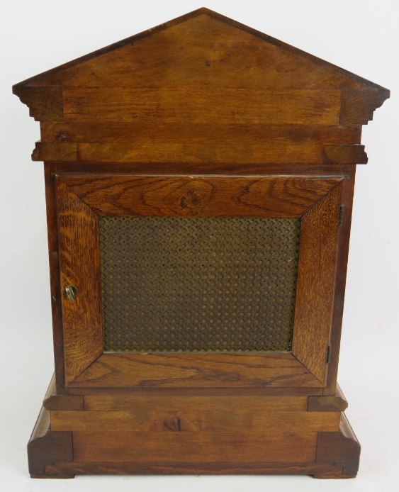 An Edwardian oak cased Palladian style mantel clock with striking movement. Pendulum present. No - Bild 4 aus 5