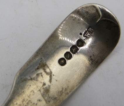 A Georgian silver sifter spoon, London 1836, maker WE, monogrammed. Approx weight 2 troy oz/65 - Bild 2 aus 2