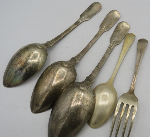 A set of three Georgian silver dessert spoons, London 1818 and a silver christening knife & spoon - Bild 2 aus 2