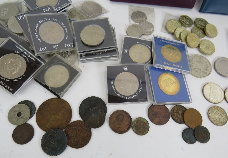 A collection of mainly British commemorative crowns, £5 coins, £2 coins, medallions and some foreign - Image 5 of 5