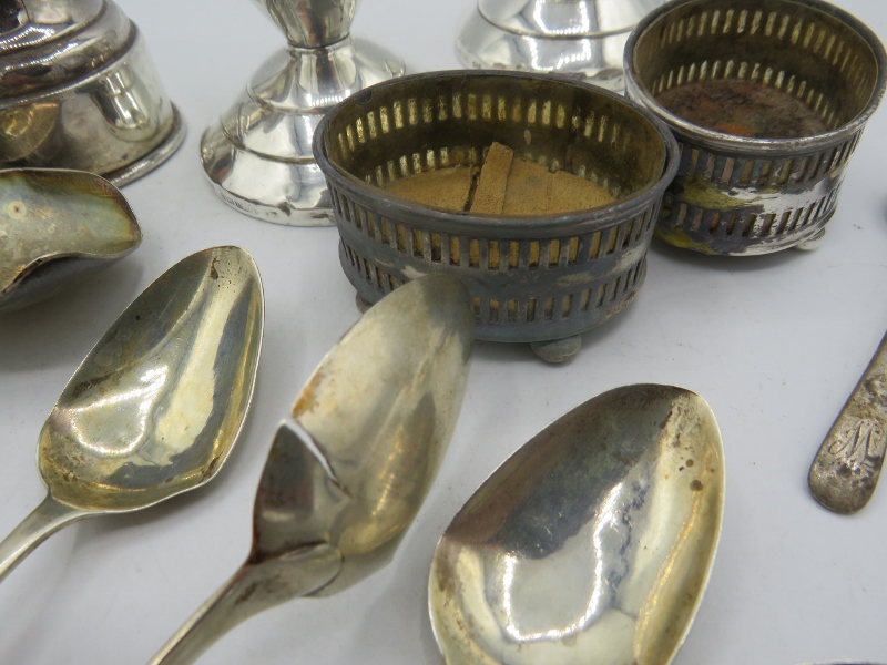 An assortment of silver to include: 5 Georgian silver teaspoons. London 1826 & 1827. A pair of - Bild 3 aus 3