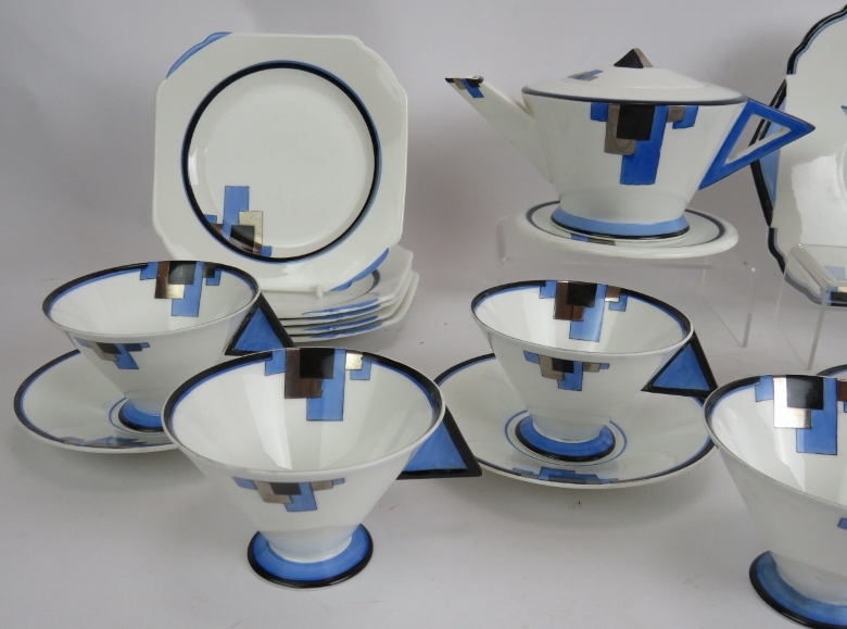 A 19 piece Shelley blue block Art Deco tea set by Eric Slater, comprising tea pot and stand, jug, - Bild 2 aus 7