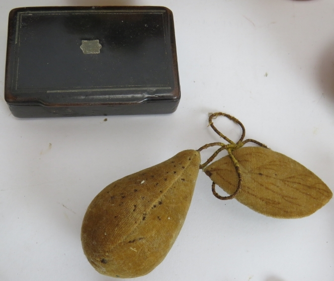 Mixed collectables including two Toleware trays, bone spoons, snuff box, door knocker, Welsh love - Bild 6 aus 6