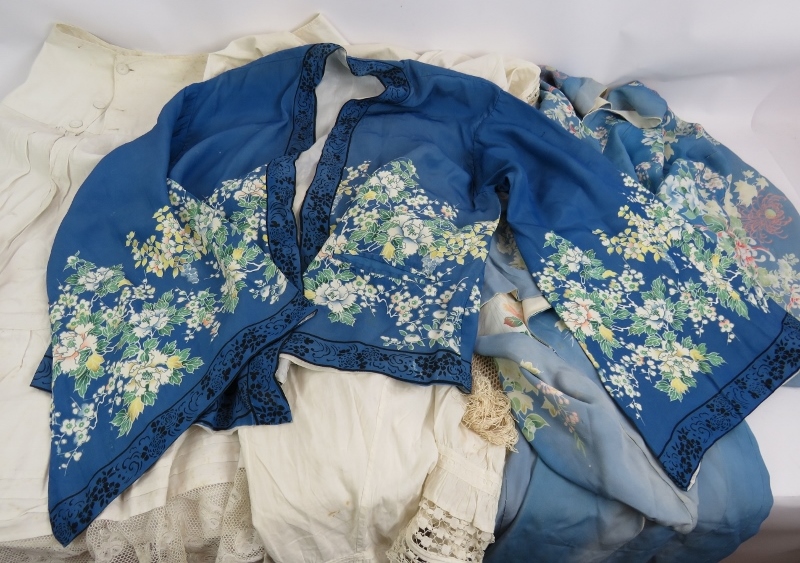 A vintage printed Kimono style robe, a similar Kimono style jacket, a cotton and lace petticoat, a - Bild 2 aus 6