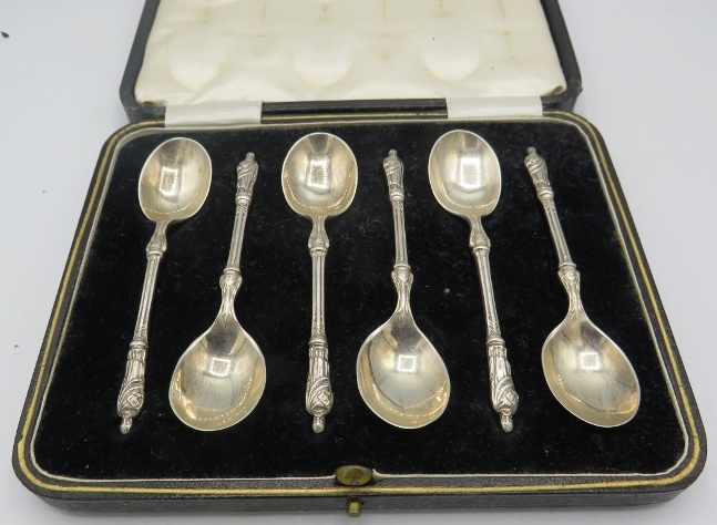 A set of 6 silver apostle teaspoons. 3 troy oz/97 grams. Sheffield 1932. Boxed. Condition report: