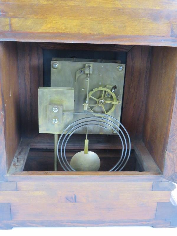 An Edwardian oak cased Palladian style mantel clock with striking movement. Pendulum present. No - Bild 5 aus 5