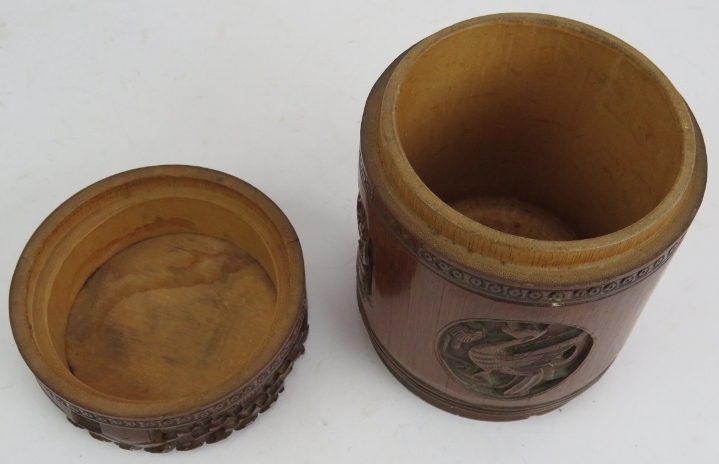 A Chinese carved bamboo caddy jar and cover. Height 16cm. Diameter 12cm. Condition report: No - Bild 3 aus 4