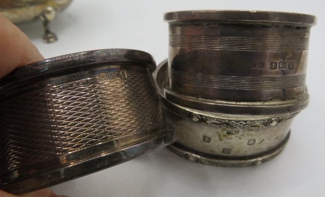 A pair of silver salts with cast lions paw feet. Birmingham 1899, a silver tea strainer, Sheffield - Bild 2 aus 5