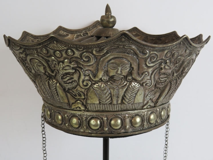 A Chinese white metal ceremonial crown shaped hat with phoenix and dragon repousse decoration. - Bild 2 aus 7