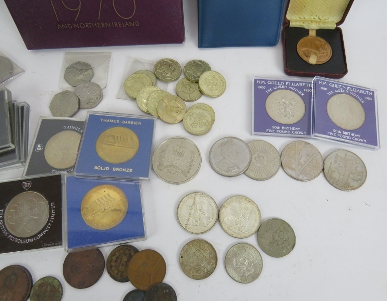 A collection of mainly British commemorative crowns, £5 coins, £2 coins, medallions and some foreign - Image 3 of 5