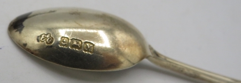 A set of six silver coffee spoons, Birmingham 1936, Elkington & Co, boxed. Approx weight 1.7 troy - Bild 2 aus 2