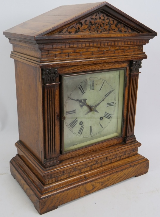 An Edwardian oak cased Palladian style mantel clock with striking movement. Pendulum present. No - Bild 2 aus 5