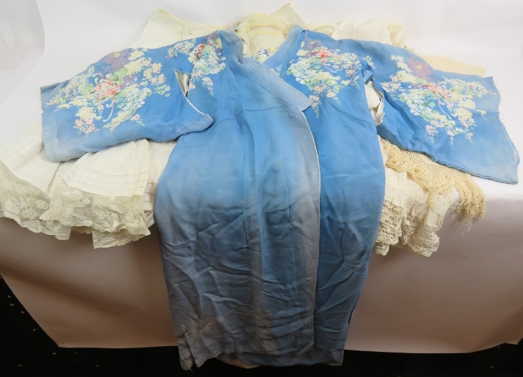 A vintage printed Kimono style robe, a similar Kimono style jacket, a cotton and lace petticoat, a - Bild 3 aus 6