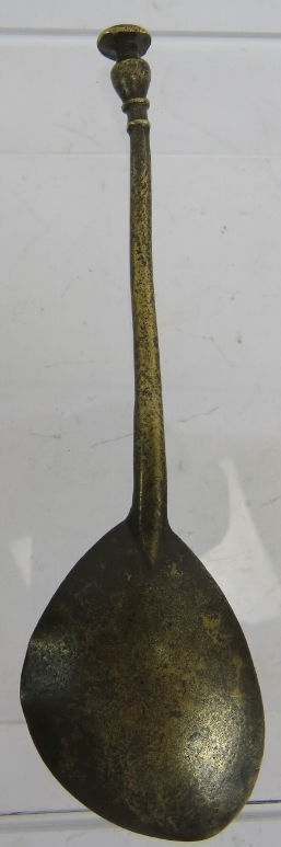 A post Medieval cast brass latten spoon with seal top terminal and possible maker's mark to bowl. - Bild 2 aus 7
