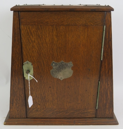 An Edwardian oak smokers cabinet with plated mounts, two similar cigar/cigarette boxes and an - Bild 2 aus 8