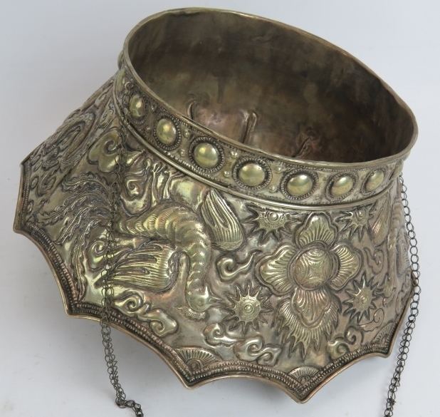 A Chinese white metal ceremonial crown shaped hat with phoenix and dragon repousse decoration. - Bild 5 aus 7