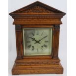 An Edwardian oak cased Palladian style mantel clock with striking movement. Pendulum present. No