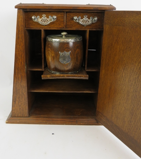 An Edwardian oak smokers cabinet with plated mounts, two similar cigar/cigarette boxes and an - Bild 3 aus 8